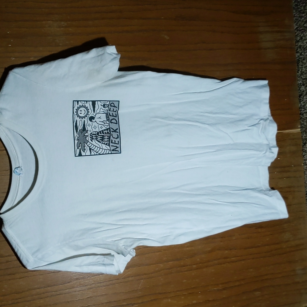 Neck deep tee